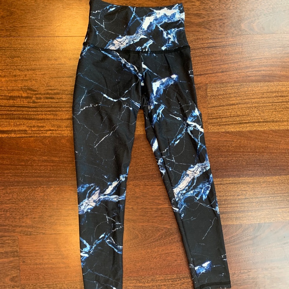 Marble pattern active wear leggings